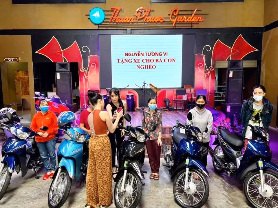 Sau khi thông tin này được chia sẻ nhiều trên MXH, danh tính của cô gái cũng gây chú ý, đặc biệt là nhan sắc và gia thế của cô.