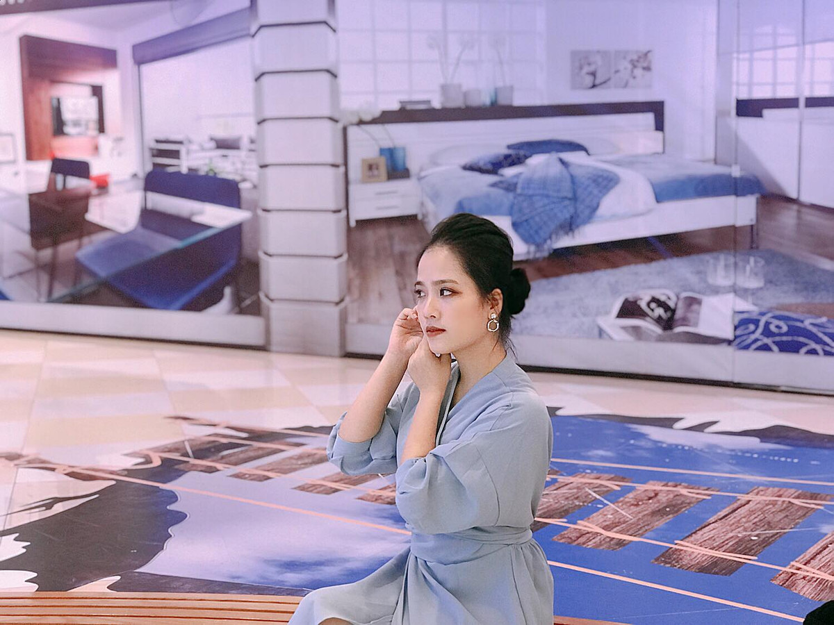 Ngoài làm chủ tiệm nail, Huyền My còn bán hàng online. Dù không chia sẻ nhiều về cuộc sống cá nhân nhưng trang cá nhân của cô vẫn có sức hút nhất định.