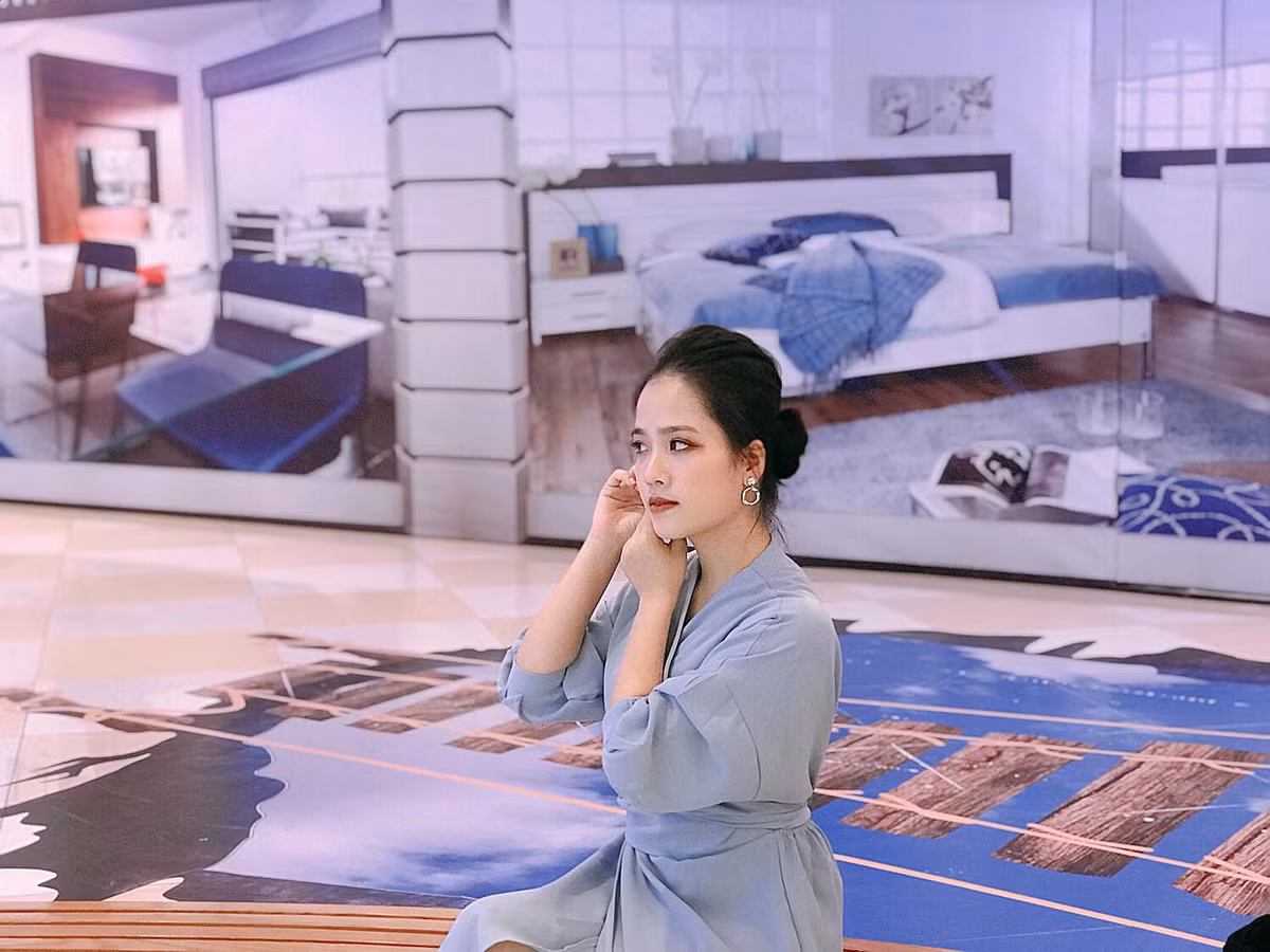 Ngoài làm chủ tiệm nail, Huyền My còn bán hàng online. Dù không chia sẻ nhiều về cuộc sống cá nhân nhưng trang cá nhân của cô vẫn có sức hút nhất định.