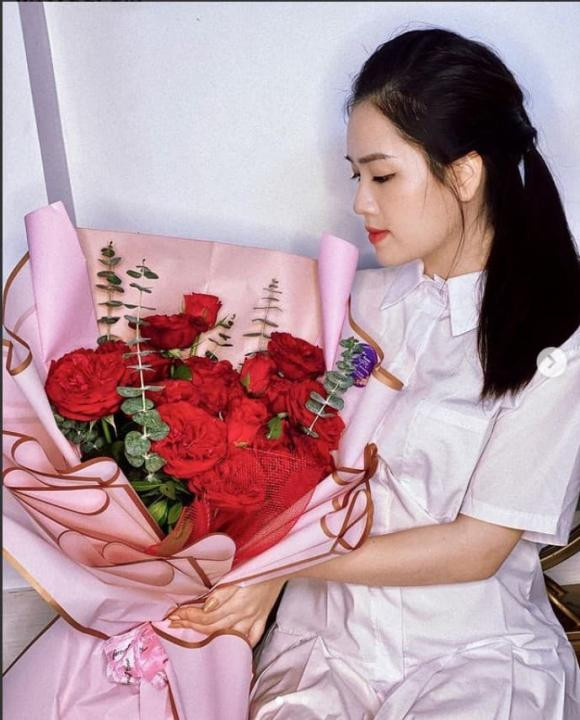 Trên trang cá nhân, gái xinh này cũng từng đăng tải hình ảnh khoe hoa bạn trai tặng.