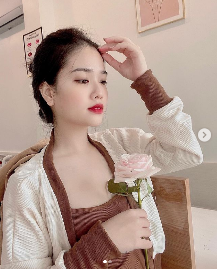 Huyền My từng học tại ĐH FPT, cô nàng gây chú ý khi sở hữu ngoại hình khá xinh xắn, đáng yêu.