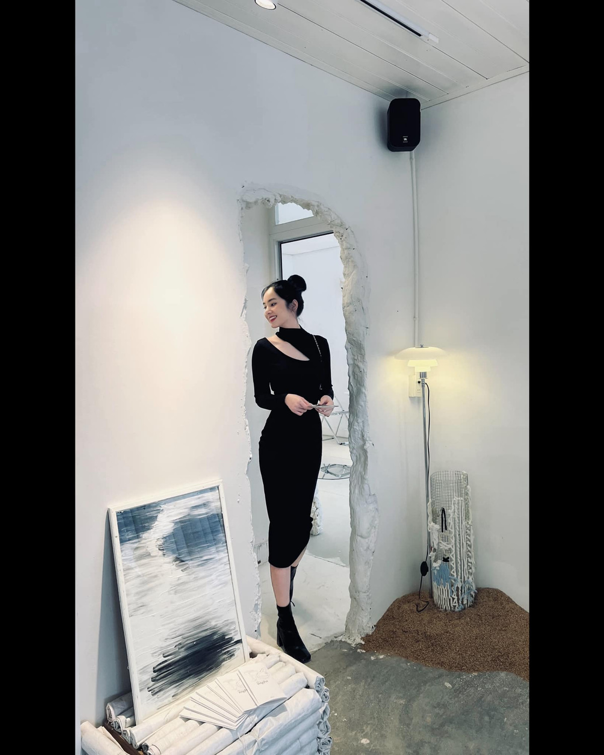 Bên cạnh những lời khen có cánh, một số người cho rằng Cẩm Đan nên tiết chế hơn trong cách ăn mặc, nếu không, sẽ bị mất điểm trong mắt người hâm mộ.