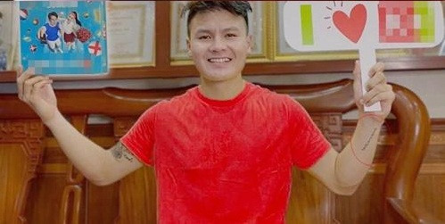 Đoạn clip vô tình lộ ra nhiều chi tiết được netizen đồn đoán là "hint" chứng minh Chu Thanh Huyền đang hẹn hò với chàng cầu thủ. Đầu tiên là hình xăm dọc cổ tay giống hệt với hình xăm của Quang Hải.