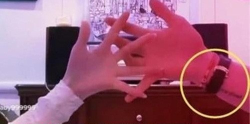 Mới đây, bạn gái Quang Hải hào hứng chia sẻ clip ngắn trên story. Khoảnh khắc ghi lại cô nàng cùng một chàng trai nắm tay nhau tạo thành hình trái tim.