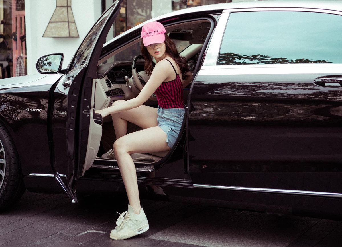 Trong vài hình ảnh, khi diện những mẫu ôm sát tôn đường cong, body của Ngọc Trinh săn chắc, khỏe khoắn mà vẫn gợi cảm tột bậc. Ảnh: Tổng hợp