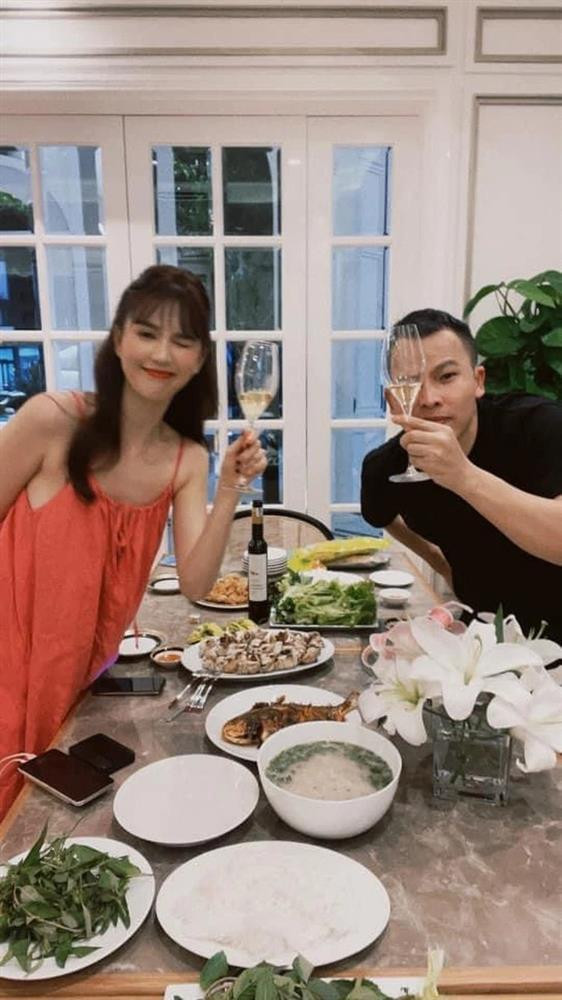 Điều khiến cư dân mạng khá hốt hoảng là thân hình gầy gò trơ xương của người đẹp Trà Vinh. Diện chiếc váy suông hai dây, Ngọc Trinh để lộ cánh tay gầy guộc, trơ xương vùng cổ thiếu sức sống.