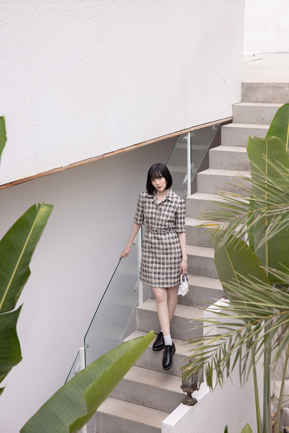 Lần này Hải Tú lại comeback bằng cách toàn diện trang phục rộng rãi để che dáng khiến dân tình càng thêm nghi vấn.