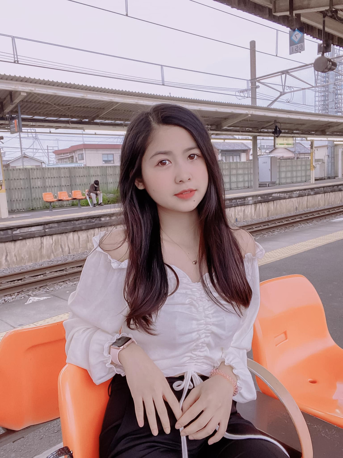 Sau nhiều năm nổi tiếng, hiện tại "hot girl chân khoèo" lại gây ấn tượng bởi vẻ đẹp trong trẻo, thuần khiết, gương mặt bầu bĩnh, dễ thương.