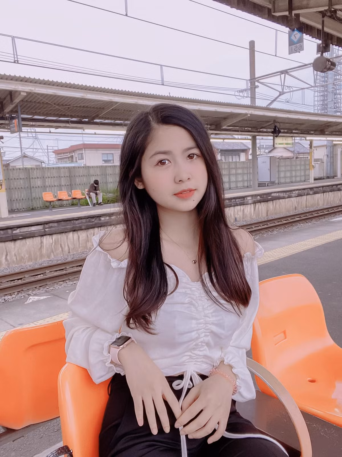 Sau nhiều năm nổi tiếng, hiện tại "hot girl chân khoèo" lại gây ấn tượng bởi vẻ đẹp trong trẻo, thuần khiết, gương mặt bầu bĩnh, dễ thương.