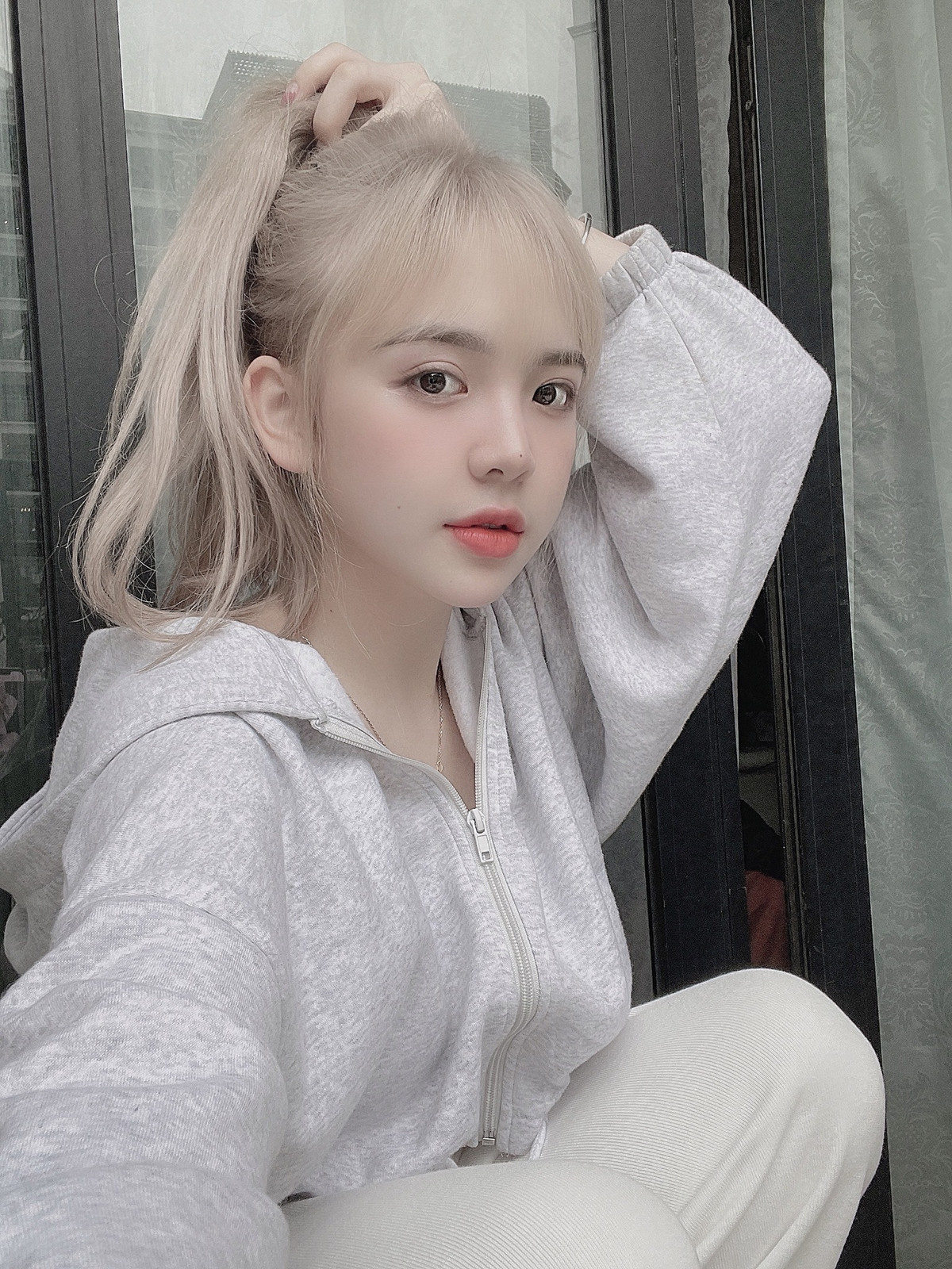 Huyền Châu thừa nhận, cô nàng đã can thiệp "dao kéo", chỉnh sửa môi, mũi và căn chỉnh lại gương mặt để có nhan sắc như hiện tại.