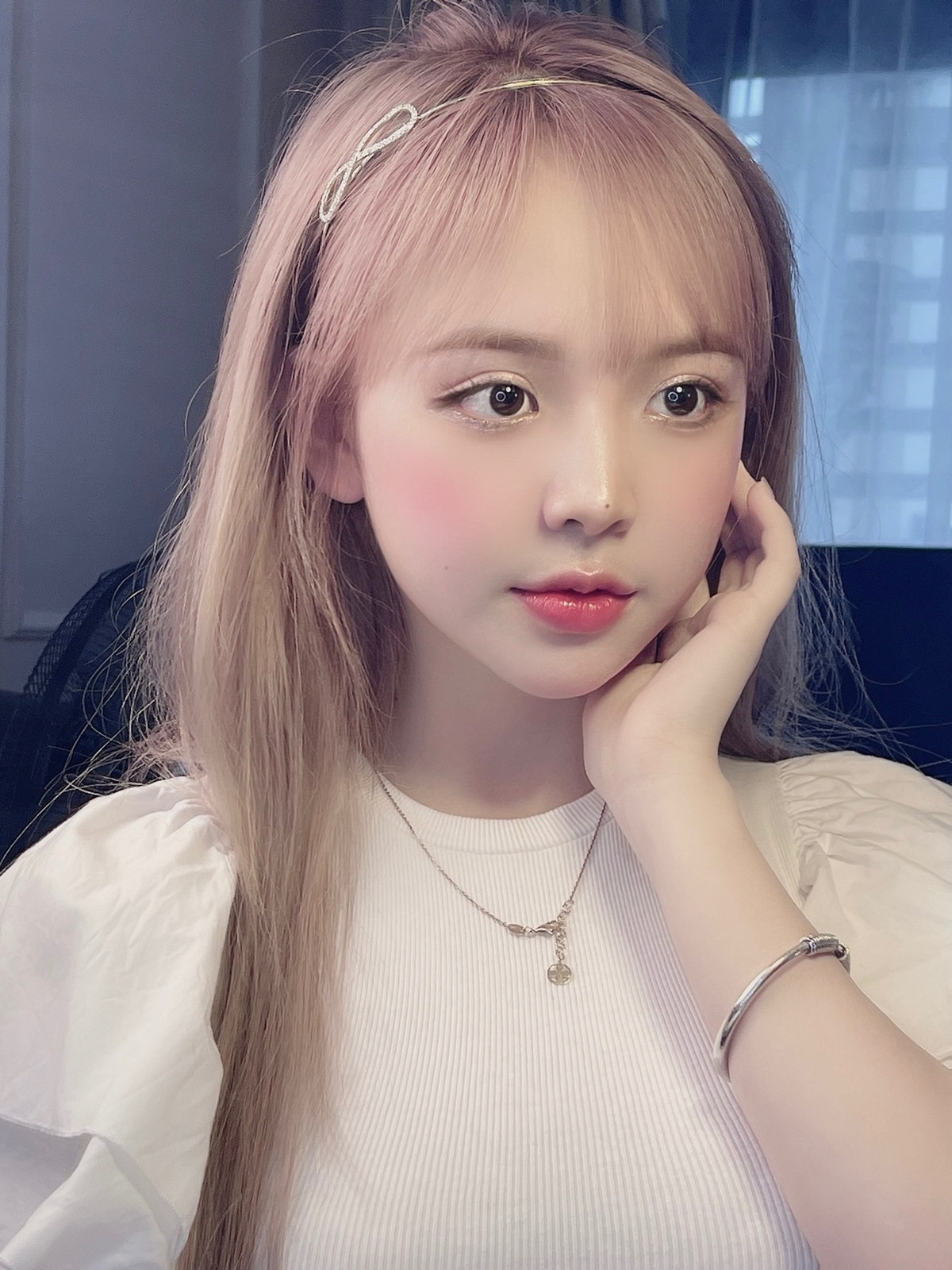 Thời điểm đó, cô nàng đã học lớp 9 nhưng vì gương mặt quá trẻ và dễ thương nên được mệnh danh là "hot girl tiểu học".