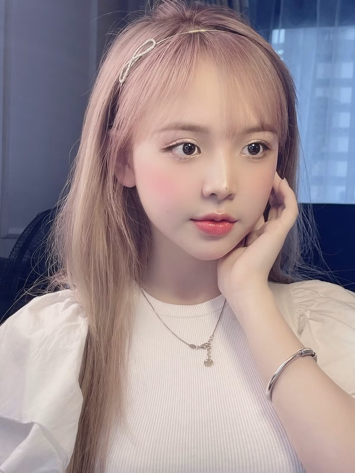 Thời điểm đó, cô nàng đã học lớp 9 nhưng vì gương mặt quá trẻ và dễ thương nên được mệnh danh là "hot girl tiểu học".