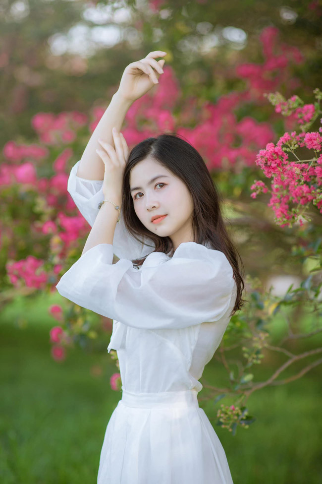 Cô nàng nổi tiếng bởi phong cách chụp ảnh không giống ai, khi thường xuyên tạo dáng độc lạ như chân khoèo, mắt lác...