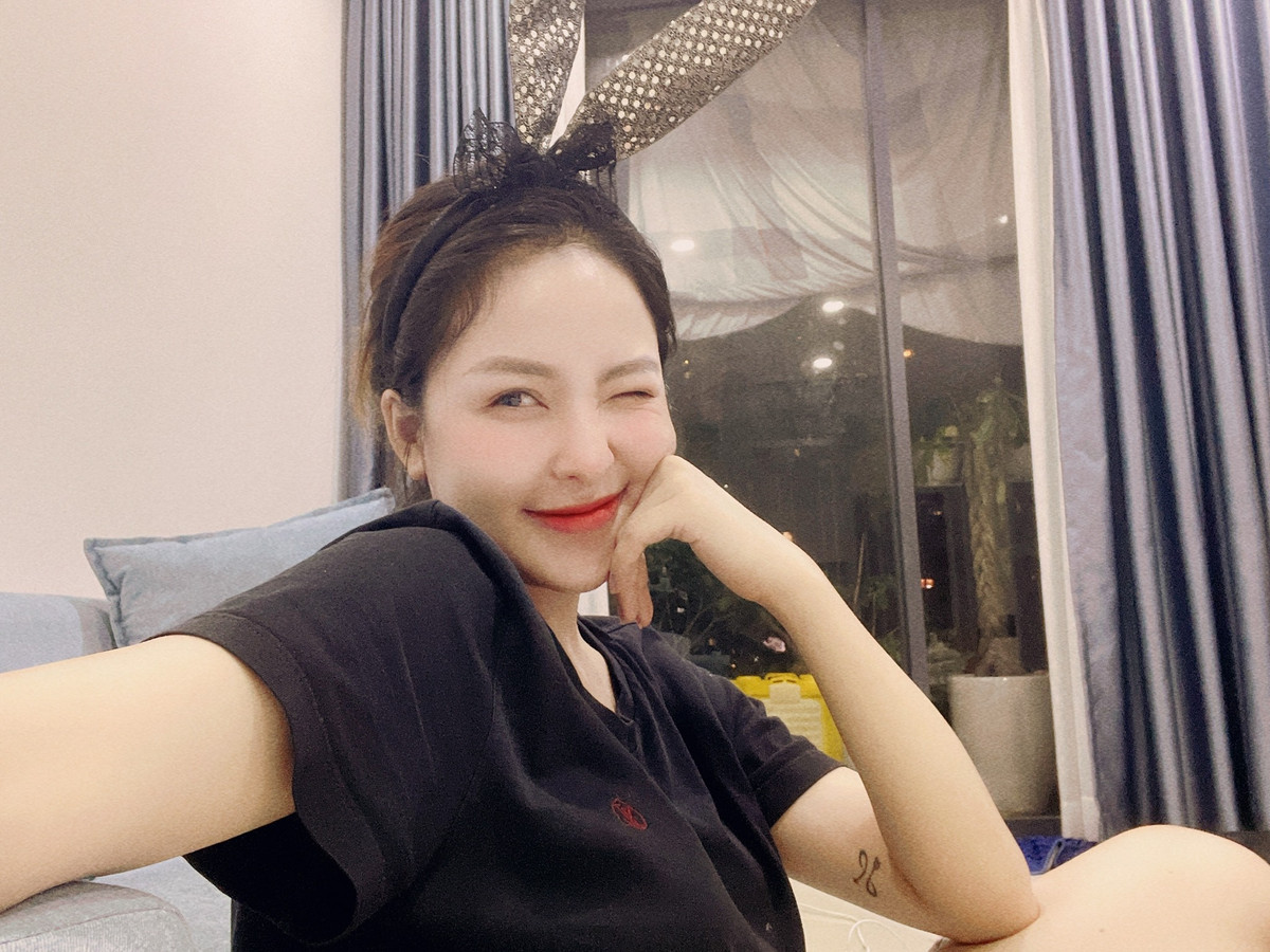 Sau khi bài đăng được chia sẻ lên MXH, netizen đều chỉ trích hành động của người lạ mặt này vì xâm phạm quyền riêng tư. Còn Trâm Anh, cô nàng phủ nhận tin đồn hẹn hò, đồng thời cho rằng đó có thể là một sản phẩm ghép ảnh.