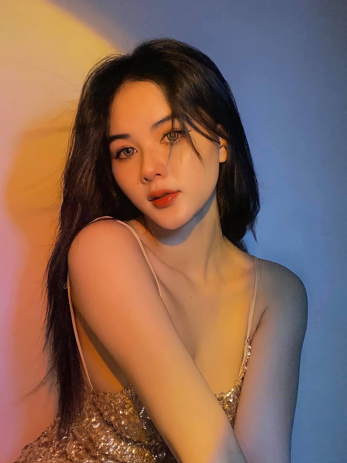 Làn da trắng nõn nà giúp cô nàng nổi bật trong mỗi khung hình.