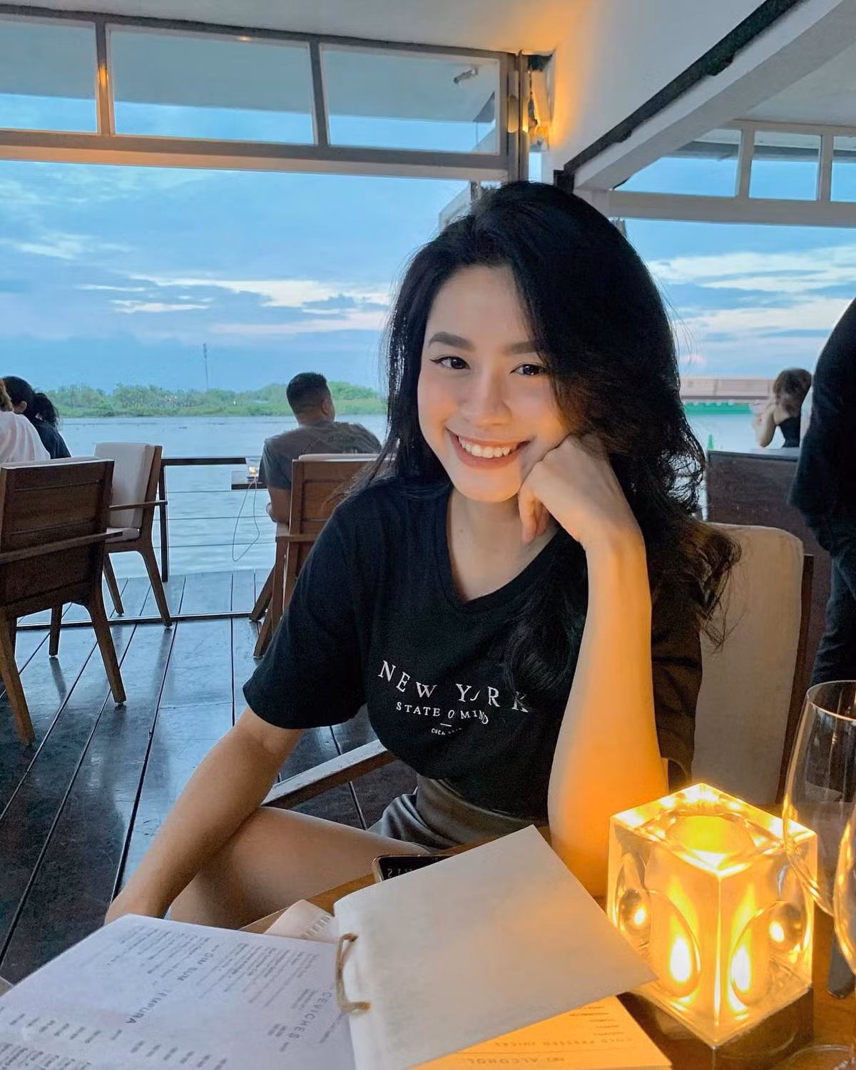 Hàn Hằng là gái xinh luôn theo phong cách gợi cảm, cô nàng thường xuyên gây bão cõi mạng với loạt hình ảnh quyến rũ cùng body chuẩn chỉnh.