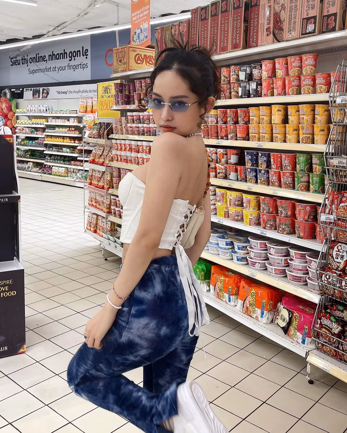 Mong muốn để bản thân xinh đẹp, tự tin hơn, hot girl Thúy Vi từng thừa nhận đã chi hàng tỷ đồng thực hiện nhiều lần "dao kéo" chi phí khủng, cùng với quan điểm "phẫu thuật thẩm mỹ" là chuyện bình thường'.