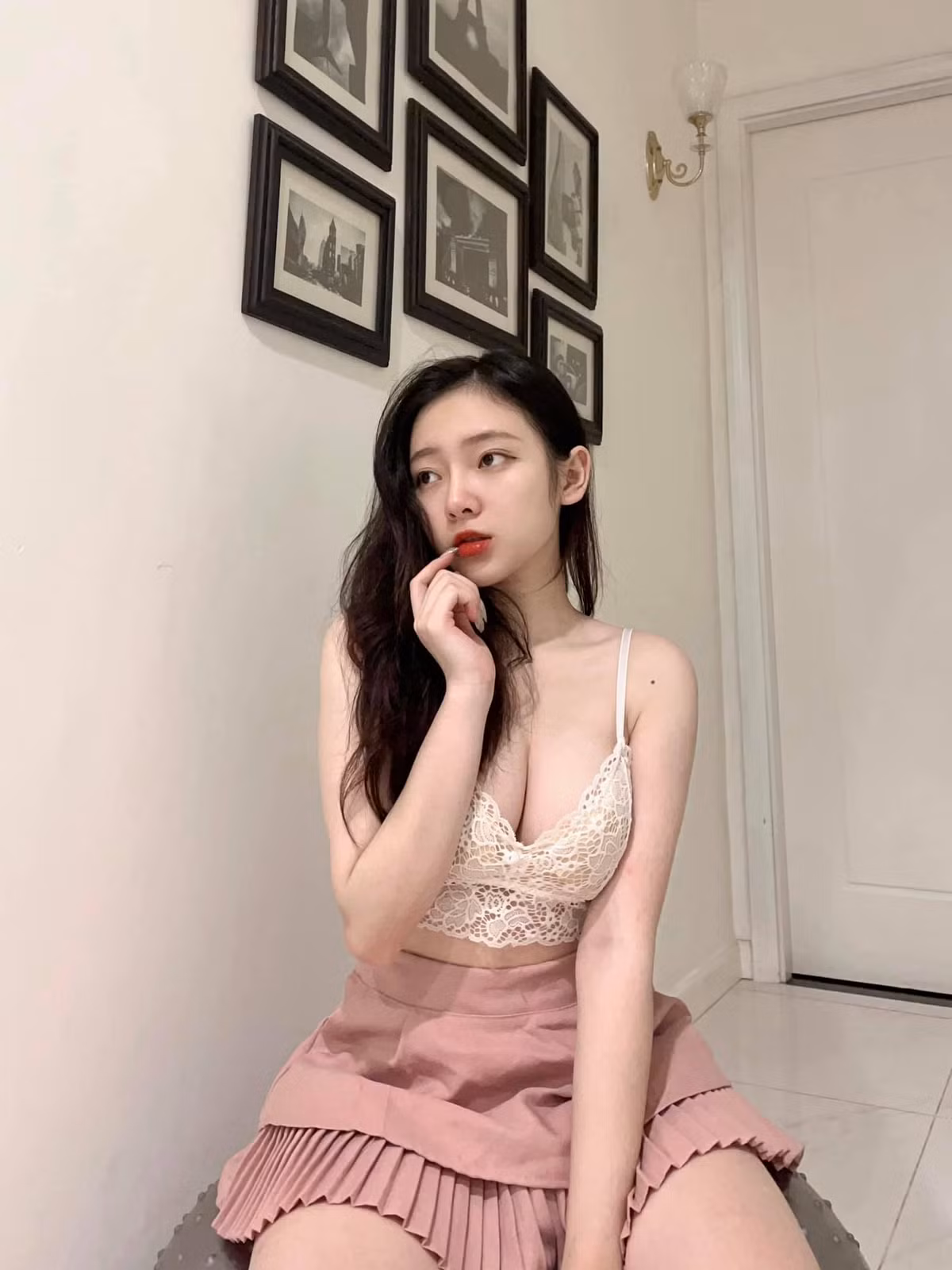 Được biết, ngoài việc học ở trường, Linh Chi còn là người mẫu tự do và nhận được nhiều lời mời tham gia đóng phim, quay MV ca nhạc. Cô còn nhận quảng cáo cho một số thương hiệu thời trang.