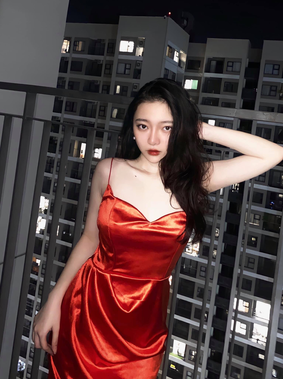 Sau một năm được biết đến nhờ tấm ảnh thẻ, ngoại hình và cuộc sống của Linh Chi có nhiều thay đổi.