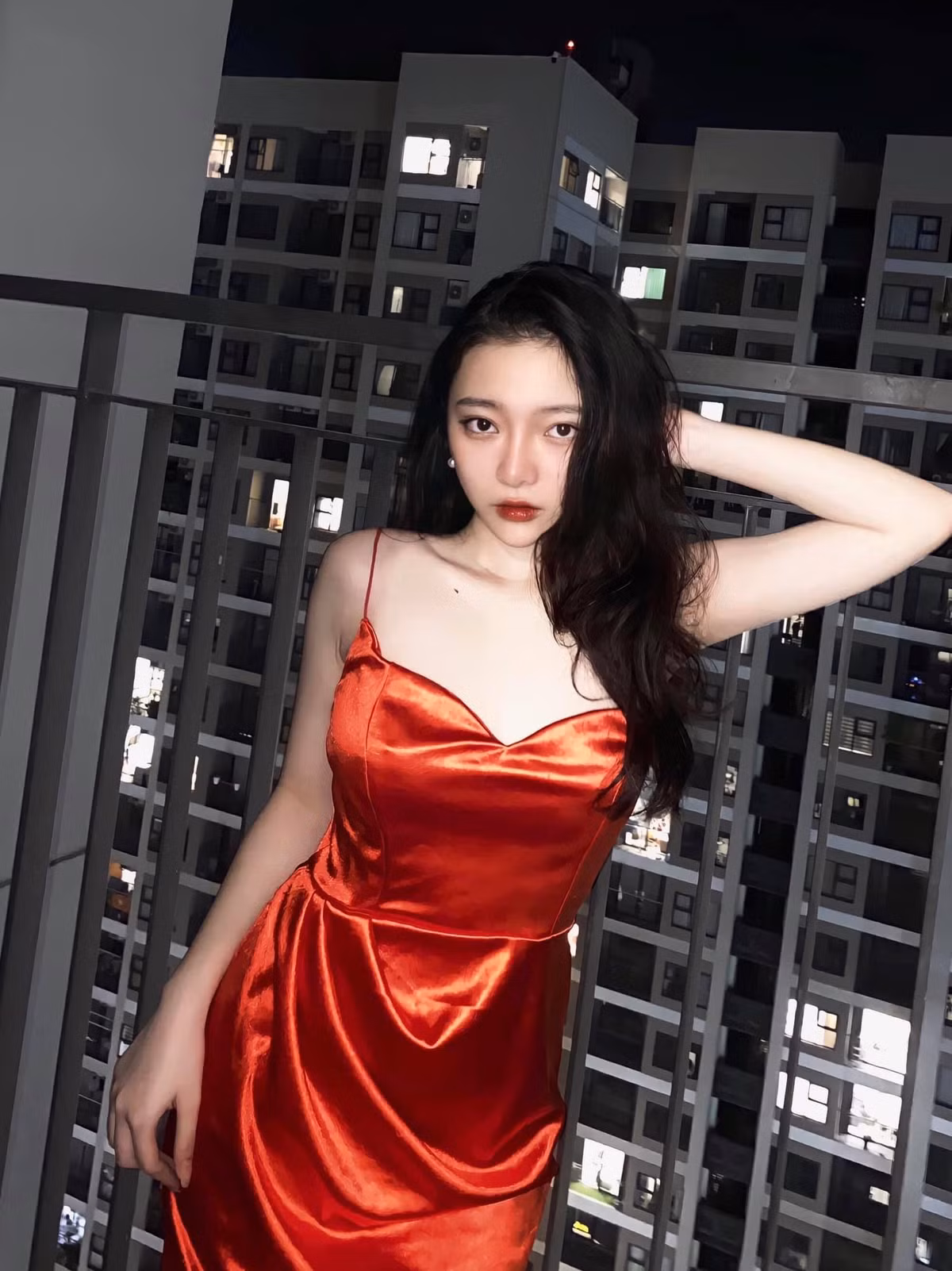 Sau một năm được biết đến nhờ tấm ảnh thẻ, ngoại hình và cuộc sống của Linh Chi có nhiều thay đổi.