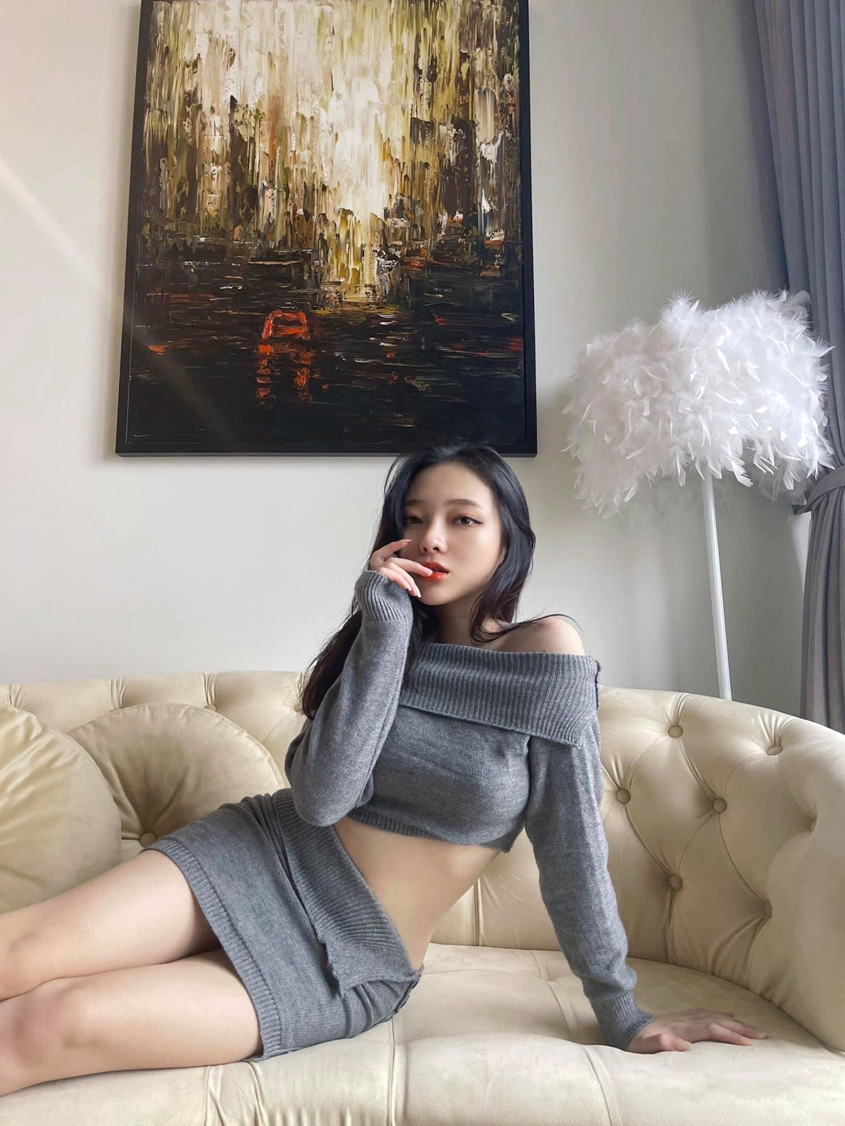 Chẳng những xinh đẹp, Linh Chi còn sở hữu thành tích học tập nổi bật. Cô từng dành danh hiệu học sinh xuất sắc thời còn học cấp 3 và đoạt giải Ba cấp Quốc ga kỳ thi giải Toán qua mạng.