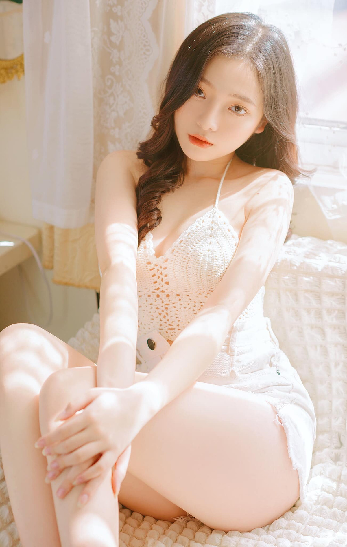 Linh Chi khiến fan bất ngờ với mỗi hình ảnh chia sẻ trên MXH. Cô nàng quyến rũ và táo bạo khác hẳn với trước kia.