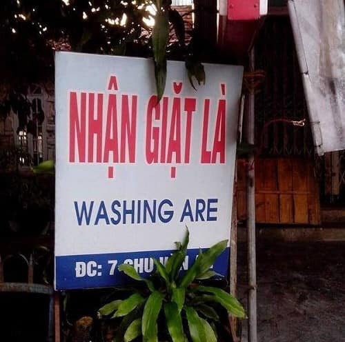 Biển hiệu giặt là khiến người qua đường hoang mang.