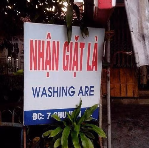 Biển hiệu giặt là khiến người qua đường hoang mang.