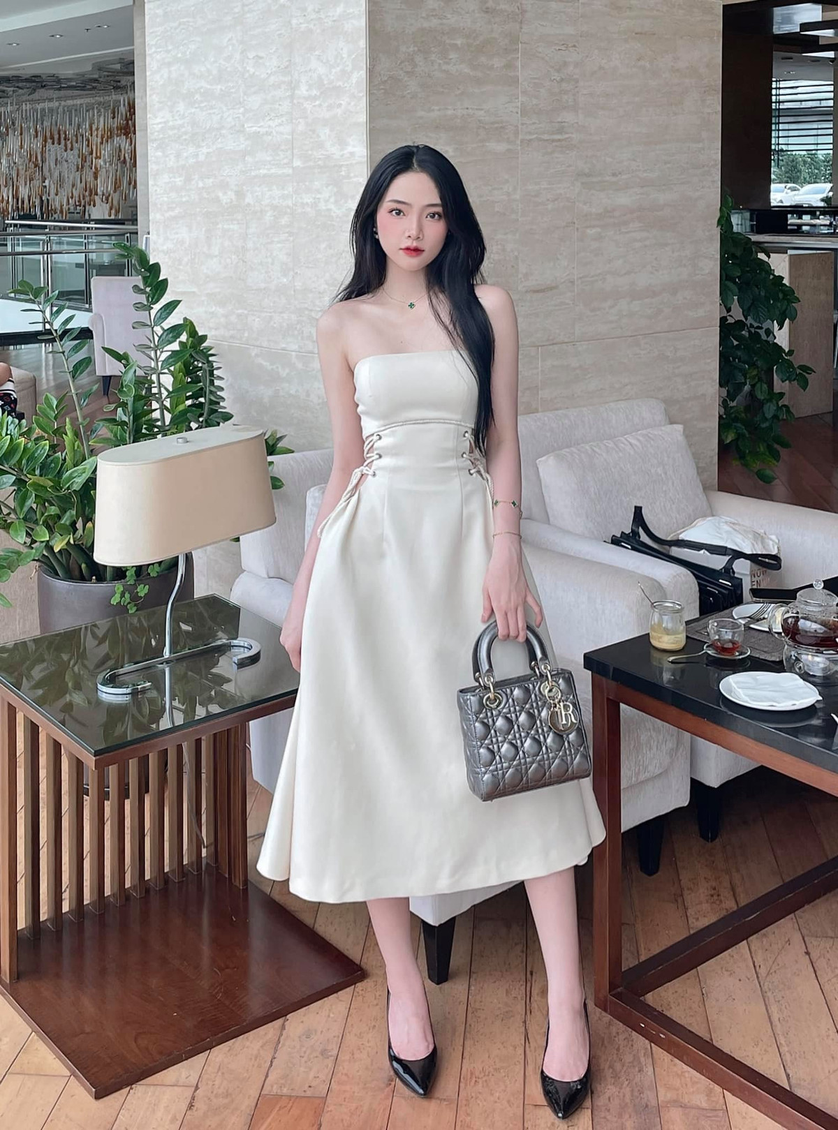 Phạm Hoàng Châu Anh (sinh năm 2002, Hà Nội) là nữ sinh học ngành Marketing của trường Đại học Thăng Long, Hà Nội hiện đang nhận được sự chú ý lớn từ cộng đồng mạng.