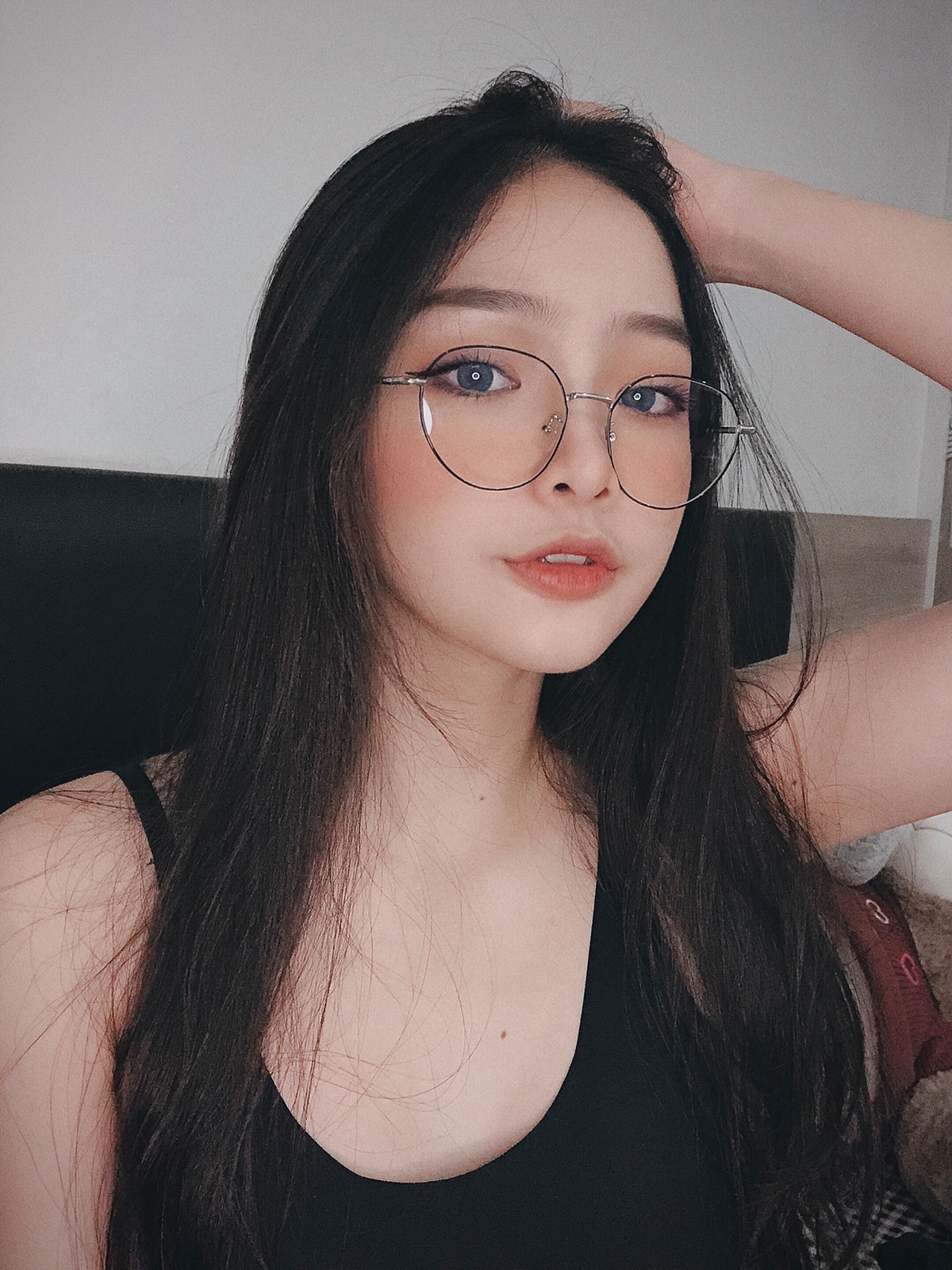 Nhờ gương mặt xinh xắn và rất ăn ảnh, Châu Anh bén duyên với việc chụp mẫu từ khi mới học lớp 10, các studio đã mời chụp ảnh rất nhiều, lên lớp 11, nữ sinh đã bắt đầu có thu nhập từ việc làm mẫu ảnh.