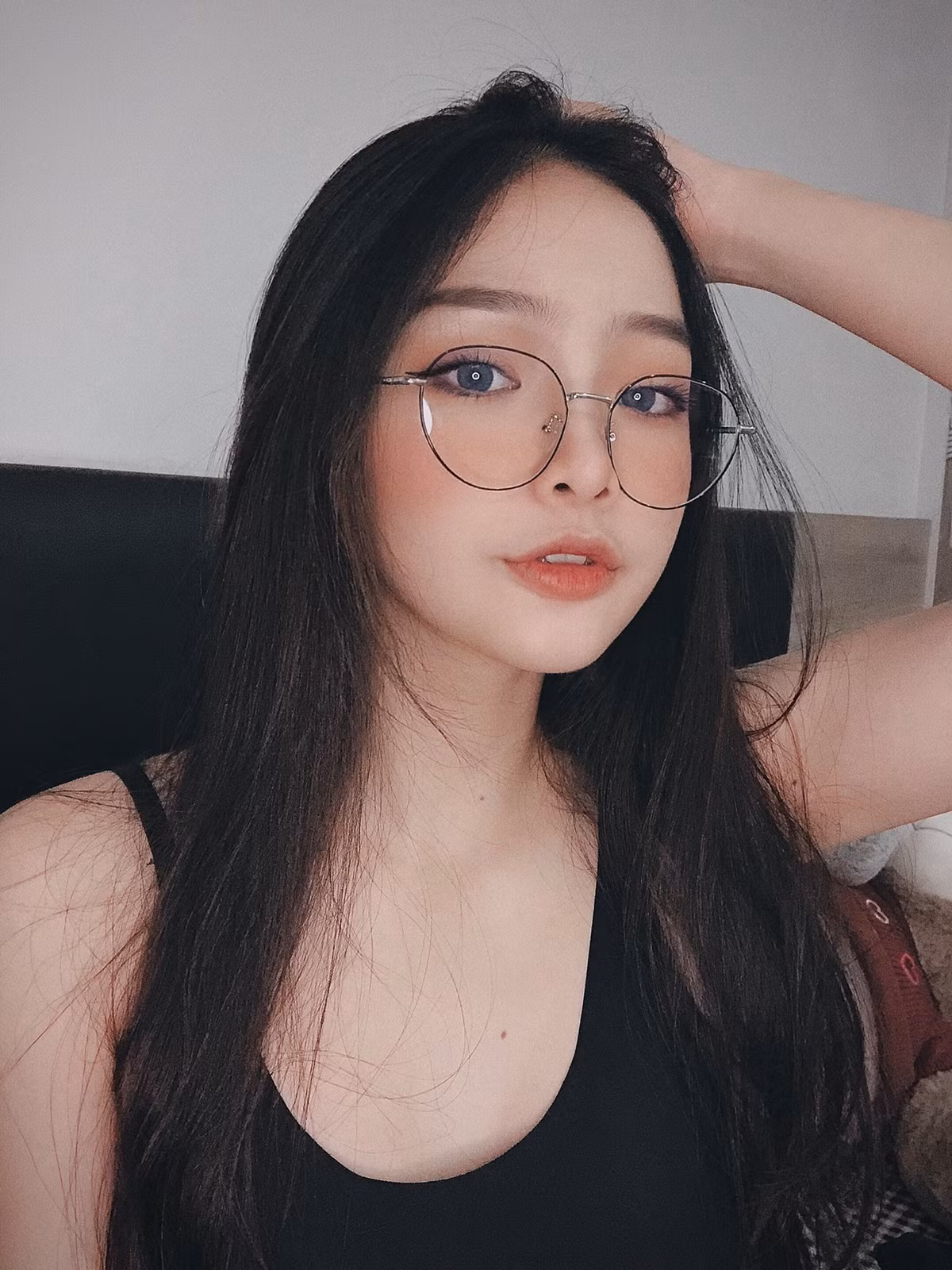 Nhờ gương mặt xinh xắn và rất ăn ảnh, Châu Anh bén duyên với việc chụp mẫu từ khi mới học lớp 10, các studio đã mời chụp ảnh rất nhiều, lên lớp 11, nữ sinh đã bắt đầu có thu nhập từ việc làm mẫu ảnh.