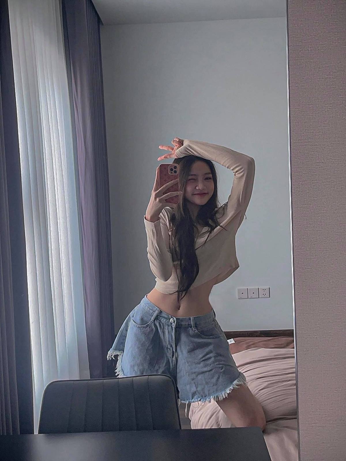 Châu Anh từng nổi đình đám với hình ảnh mặc áo dài thướt tha ngày nhập học, cũng từ đó mà tên tuổi của cô nàng gắn với cái tên "hot girl ảnh thẻ", "phủ sóng" khắp các fanpage lớn, nhỏ hiện nay.