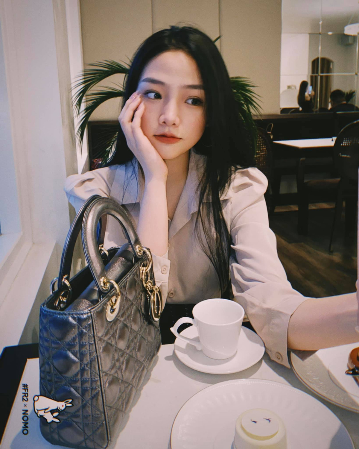 Cô bạn xuất hiện trong nhiều bộ ảnh duyên dáng như nàng thơ.