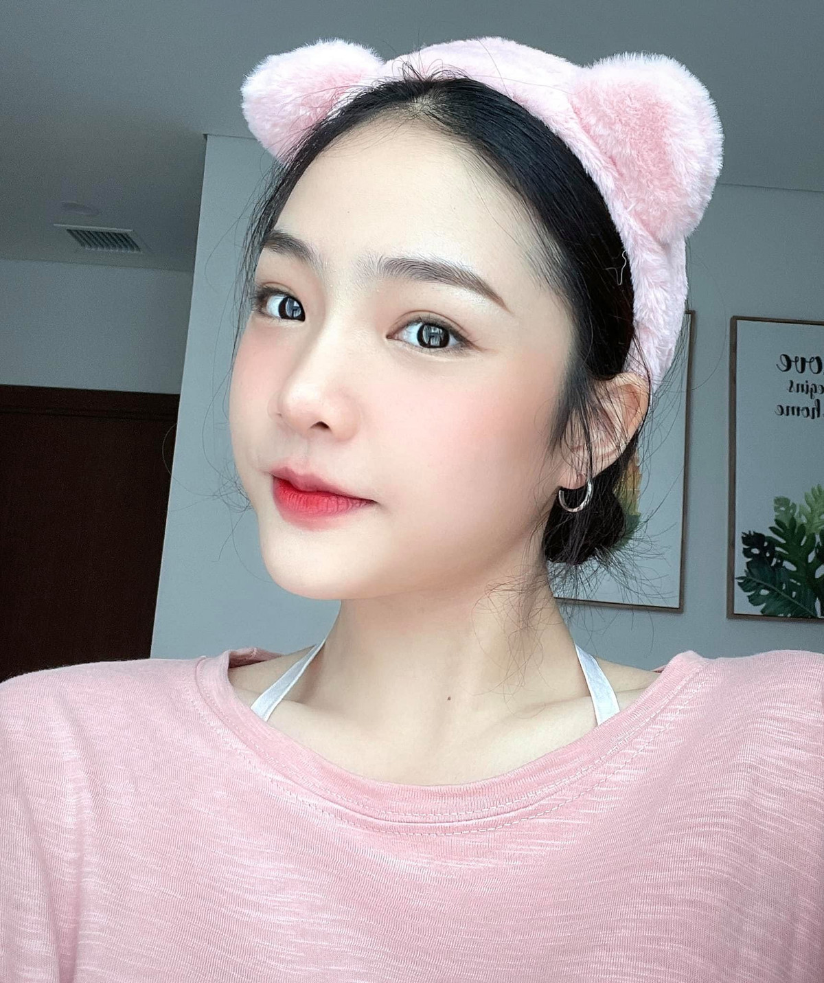 Mỗi bức ảnh đăng lên, hot girl 10x đều khiến đối phương phải mê mệt vì khuôn mặt ưa nhìn, đôi mắt biết cười, làn da trắng mịn.