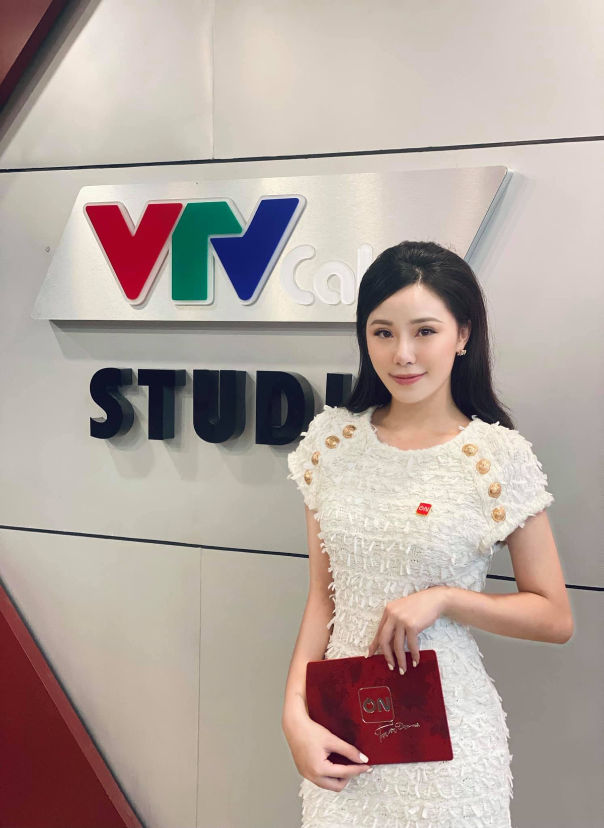 Hot girl 9x đang sở hữu trang cá nhân có hơn 300 ngàn người theo dõi. Ngoài MC, diễn xuất, Minh Anh còn có sở thích đặc biệt là ca hát.