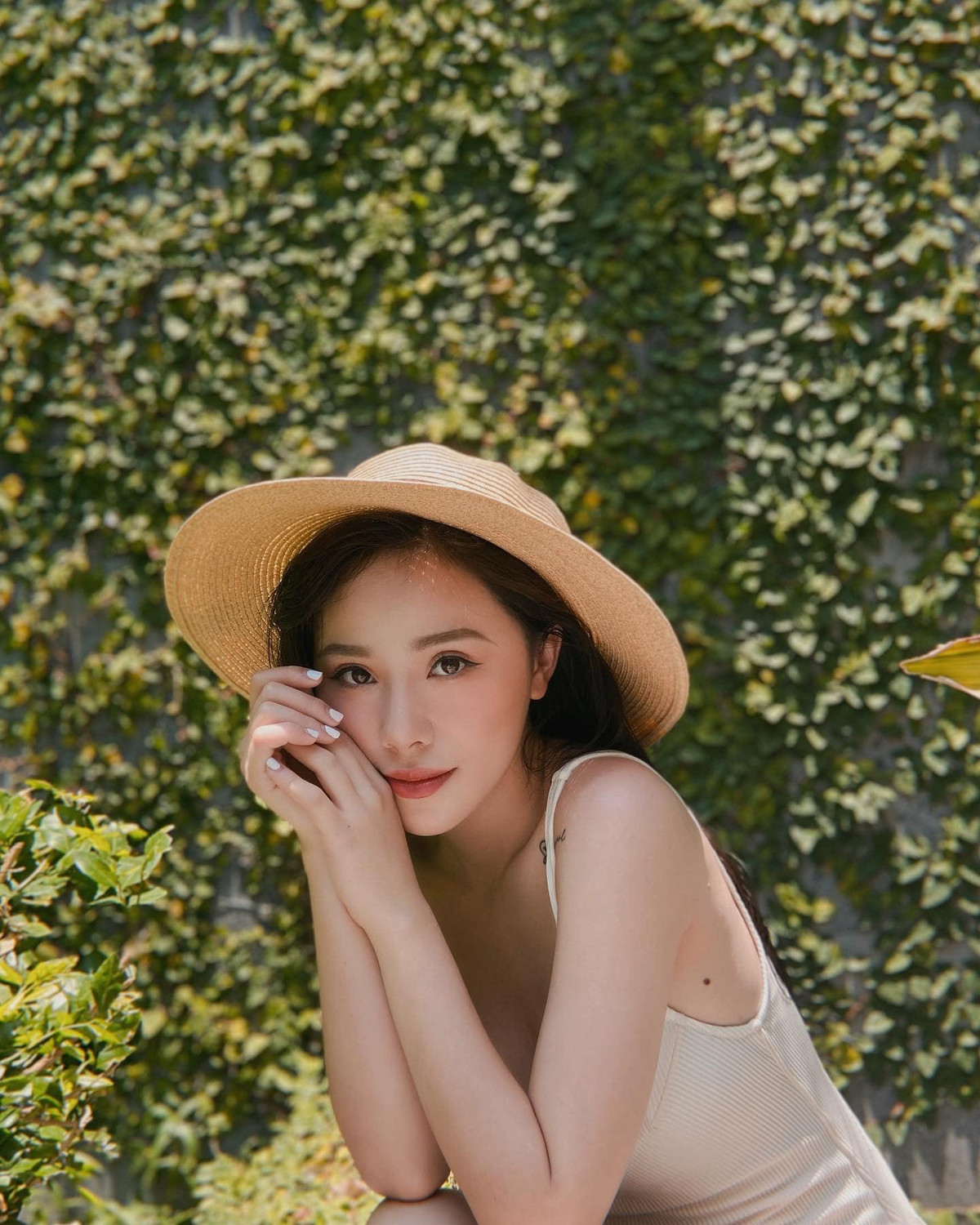 Cô MC 9x Hà thành sở hữu khuôn mặt xinh không kém những cô nàng hot girl nổi tiếng với nụ cười tỏa nắng.