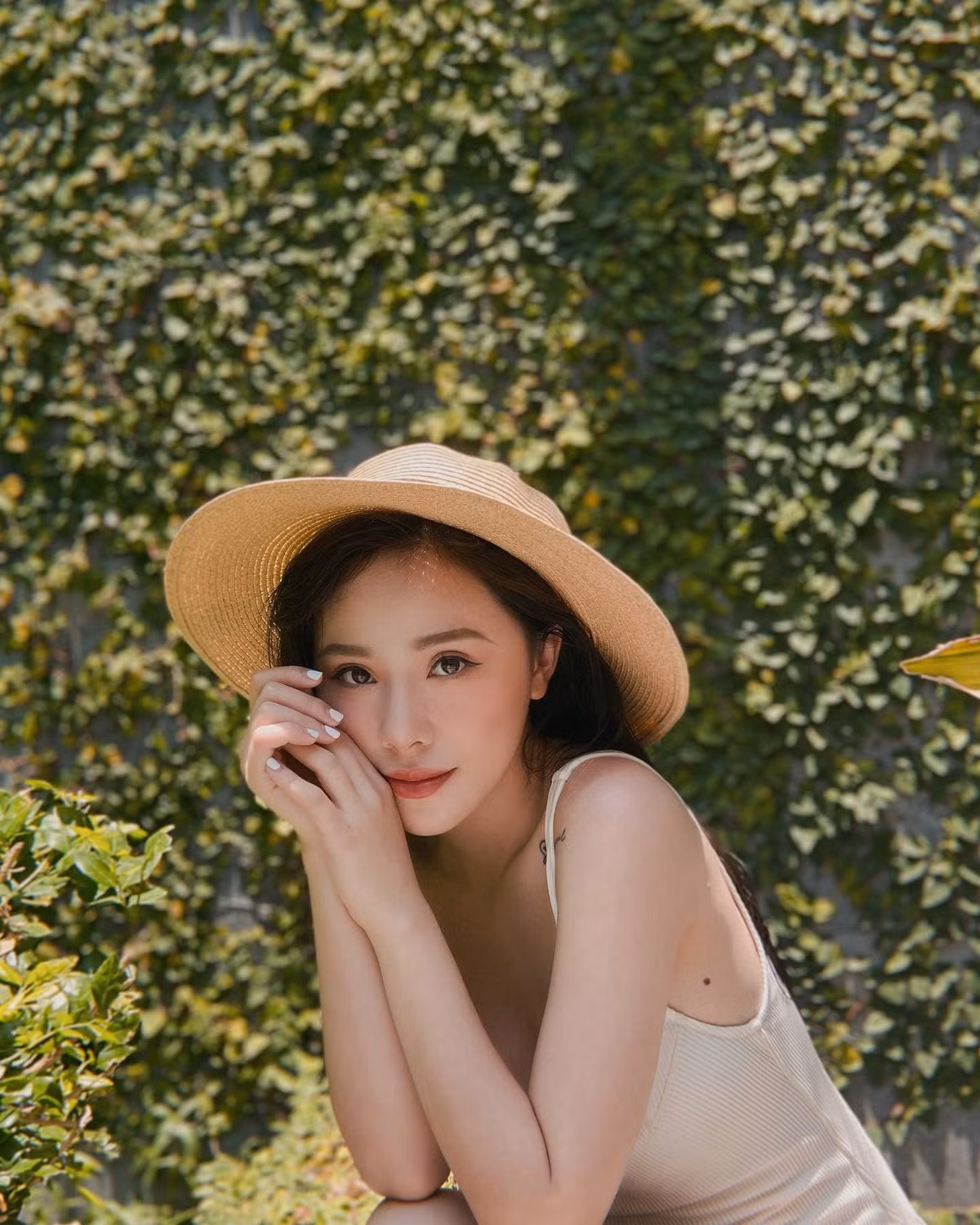 Cô MC 9x Hà thành sở hữu khuôn mặt xinh không kém những cô nàng hot girl nổi tiếng với nụ cười tỏa nắng.