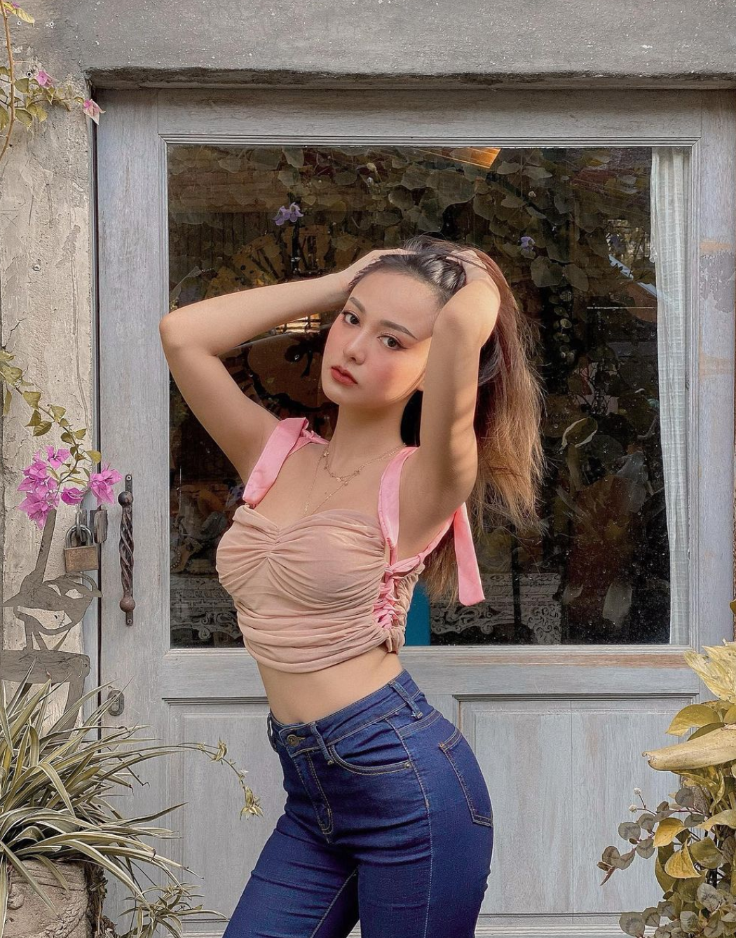 Nếu như trước đây, hot girl mang đến hình ảnh dễ thương, đáng yêu với loạt ảnh đồng phục thì hiện tại cô nàng lại táo bạo và gợi cảm quá đỗi.