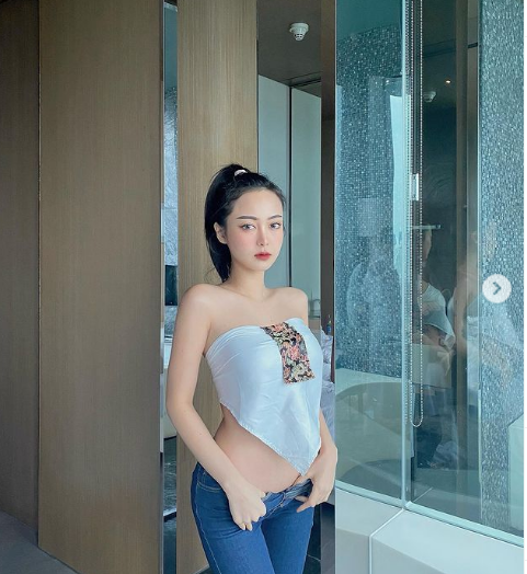 Tuy nhiên khi rời đồng phục, hot girl Thái Lan lại xuất hiện với hình ảnh hoàn toàn khác. Cô nàng cực kỳ gợi cảm và quyến rũ, mất đi hình tượng ngây thơ, trong sáng trong đồng phục học sinh.