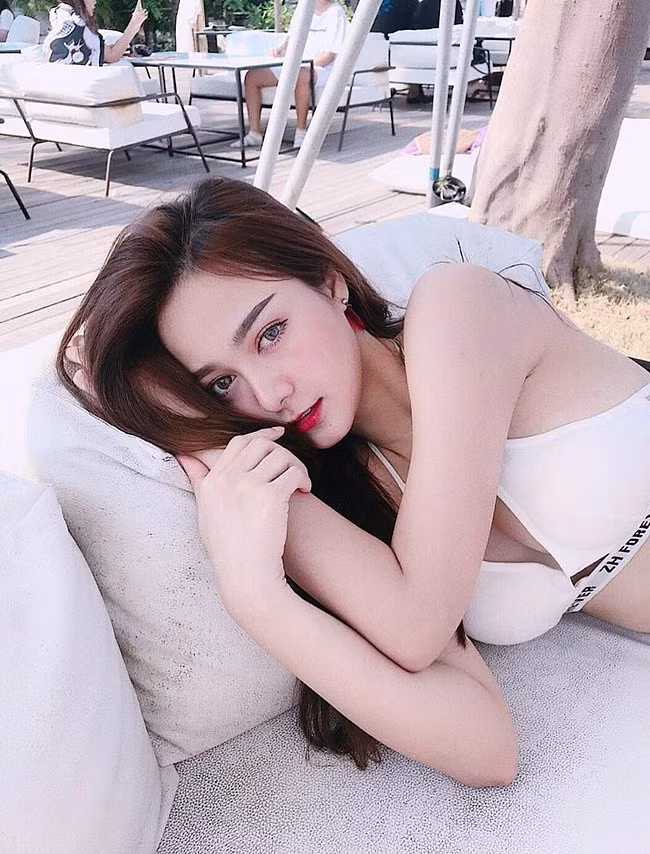 Hiện tại, Ponsawan Phusua đang có 1,5 triệu người theo dõi trên Instagram. Bên cạnh đó, cô còn phát triển nội dung trên YouTube.