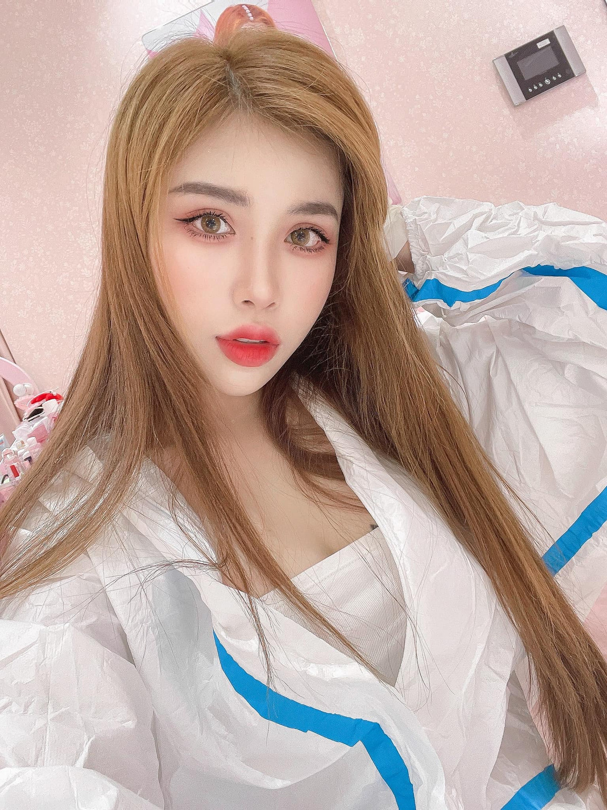 Người đẹp 9X gây chú ý ngay từ những tập đầu tiên nhờ ngoại hình gợi cảm, gương mặt xinh đẹp.