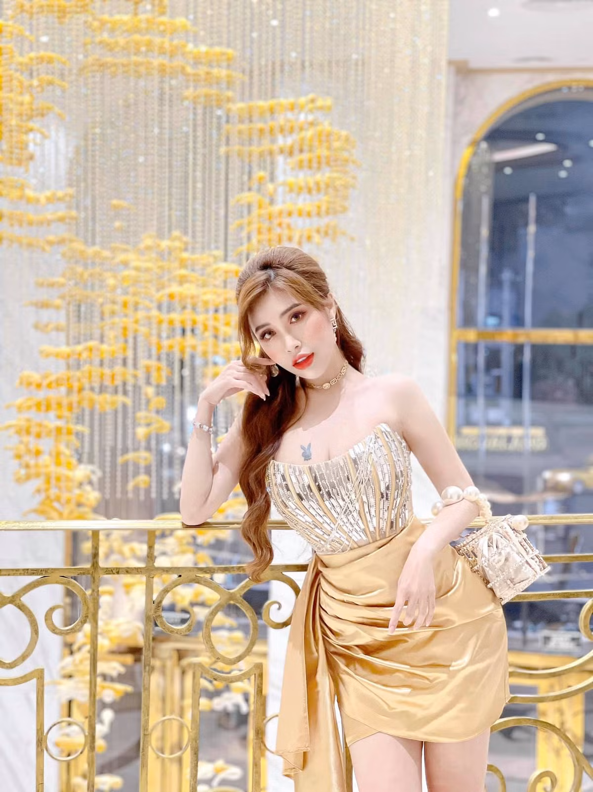 Là người yêu màu hồng từ thuở bé, Pinky Bảo Trân không chỉ diện toàn trang phục màu hồng mà ngay cả thiết kế phòng ngủ cũng mang sắc hồng ngọt ngào, dễ thương.