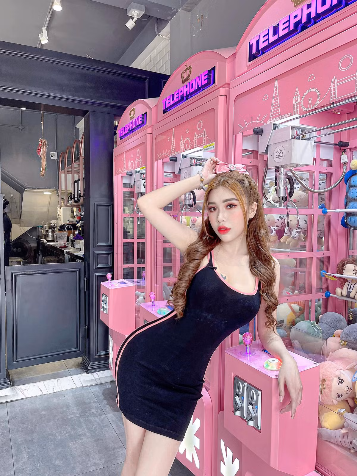 Trên trang cá nhân, cô thường xuyên chia sẻ nhiều hình ảnh với phong cách thời trang quyến rũ.