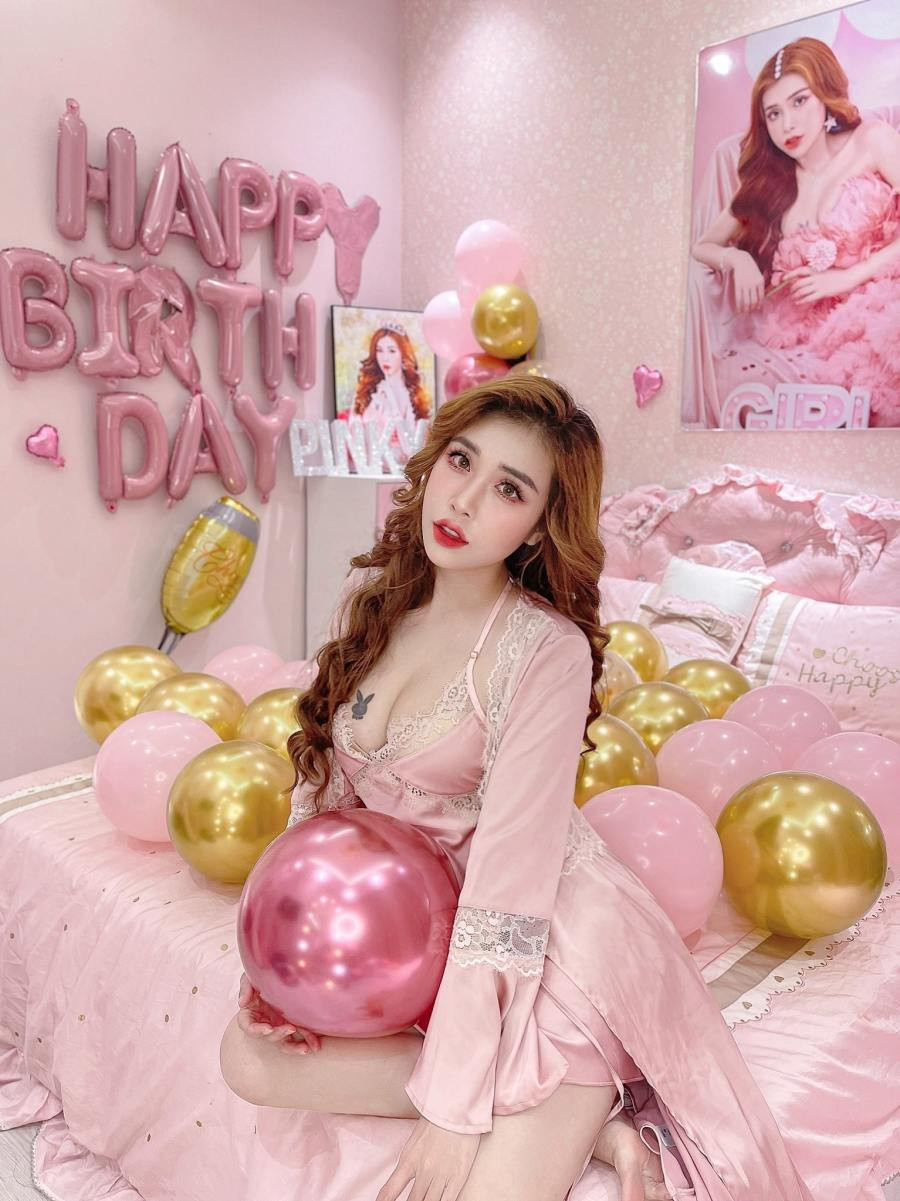 Pinky Bảo Trân sinh năm 1993, cô gây ấn tượng nhờ ngoại hình nóng bỏng cùng khả năng diễn xuất hài hước.