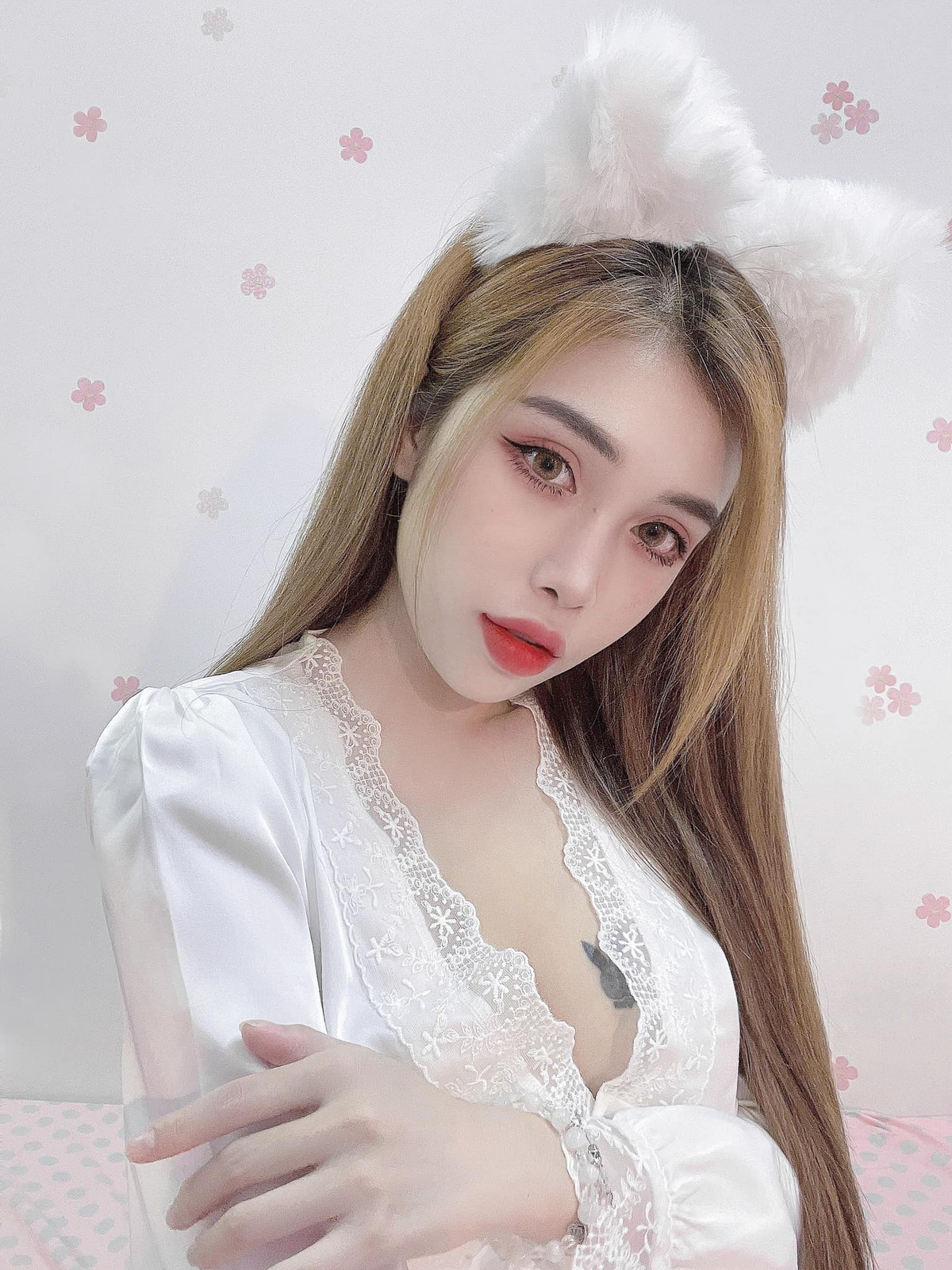 Đặc biệt hơn, hot girl "Ghiền Mỳ Gõ" sở hữu hình xăm chú thỏ ngay vòng một, thu hút mọi ánh nhìn và tạo dấu ấn nhận diện trong mắt công chúng.