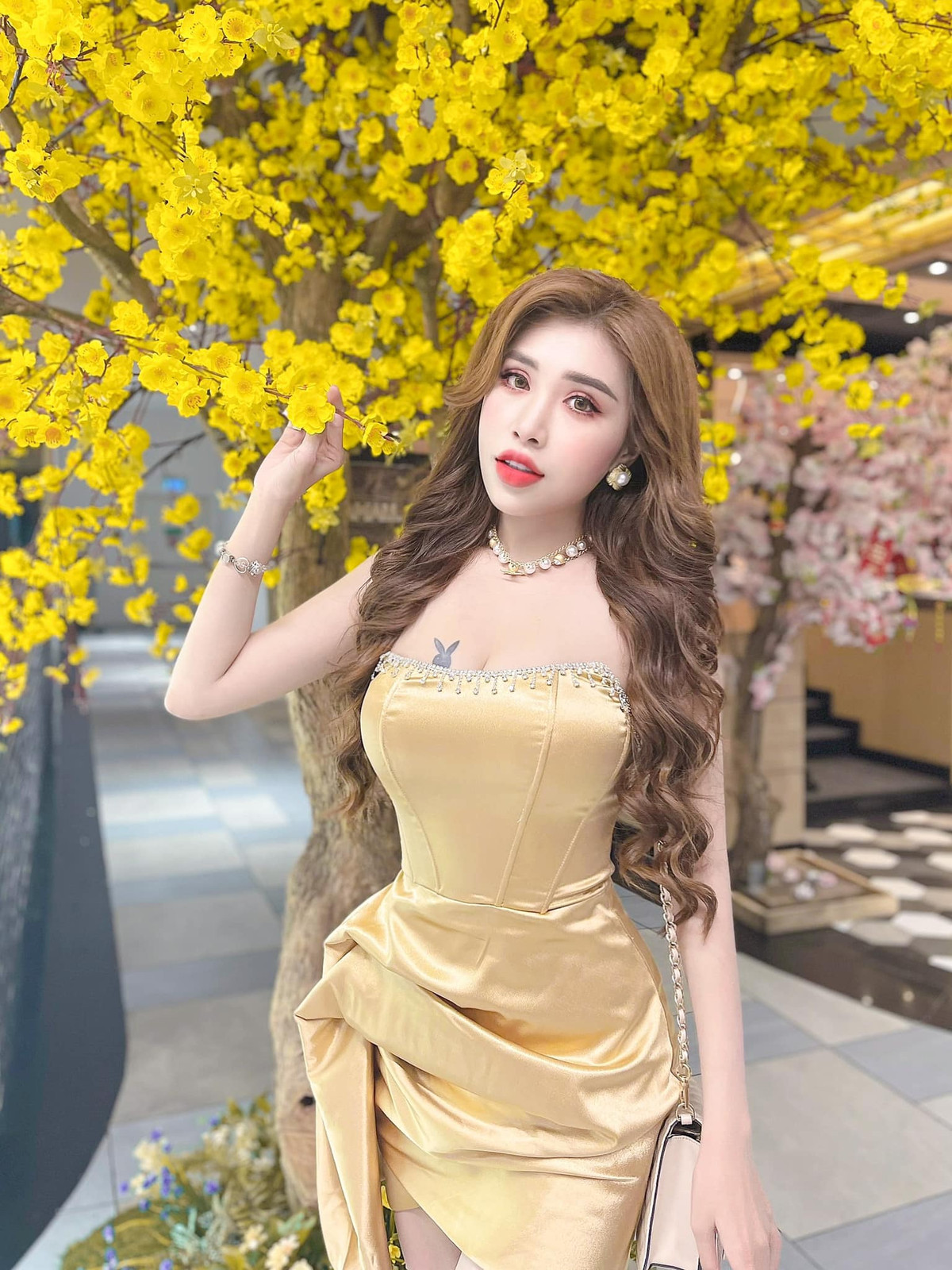 Cô gây chú ý với những bộ cánh gợi cảm khoe được lợi thế hình thể. Tuy nhiên đối với Bảo Trân đó là điều bình thường.