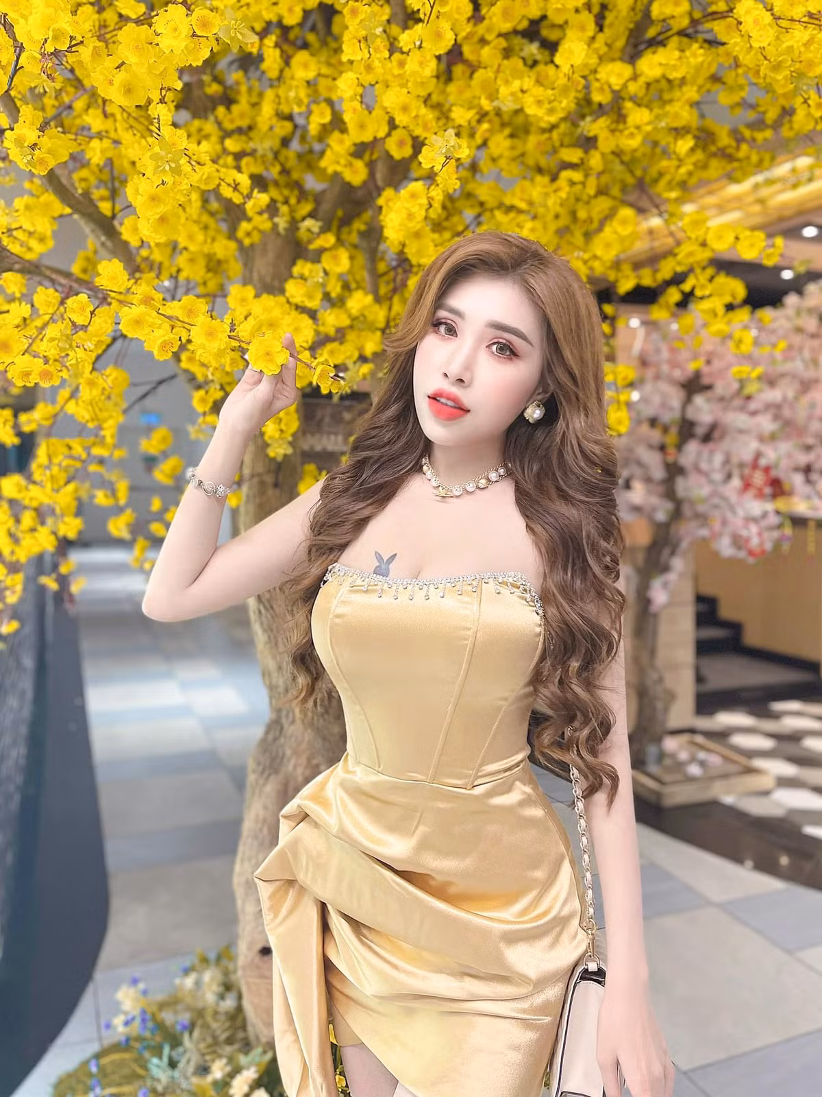 Cô gây chú ý với những bộ cánh gợi cảm khoe được lợi thế hình thể. Tuy nhiên đối với Bảo Trân đó là điều bình thường.