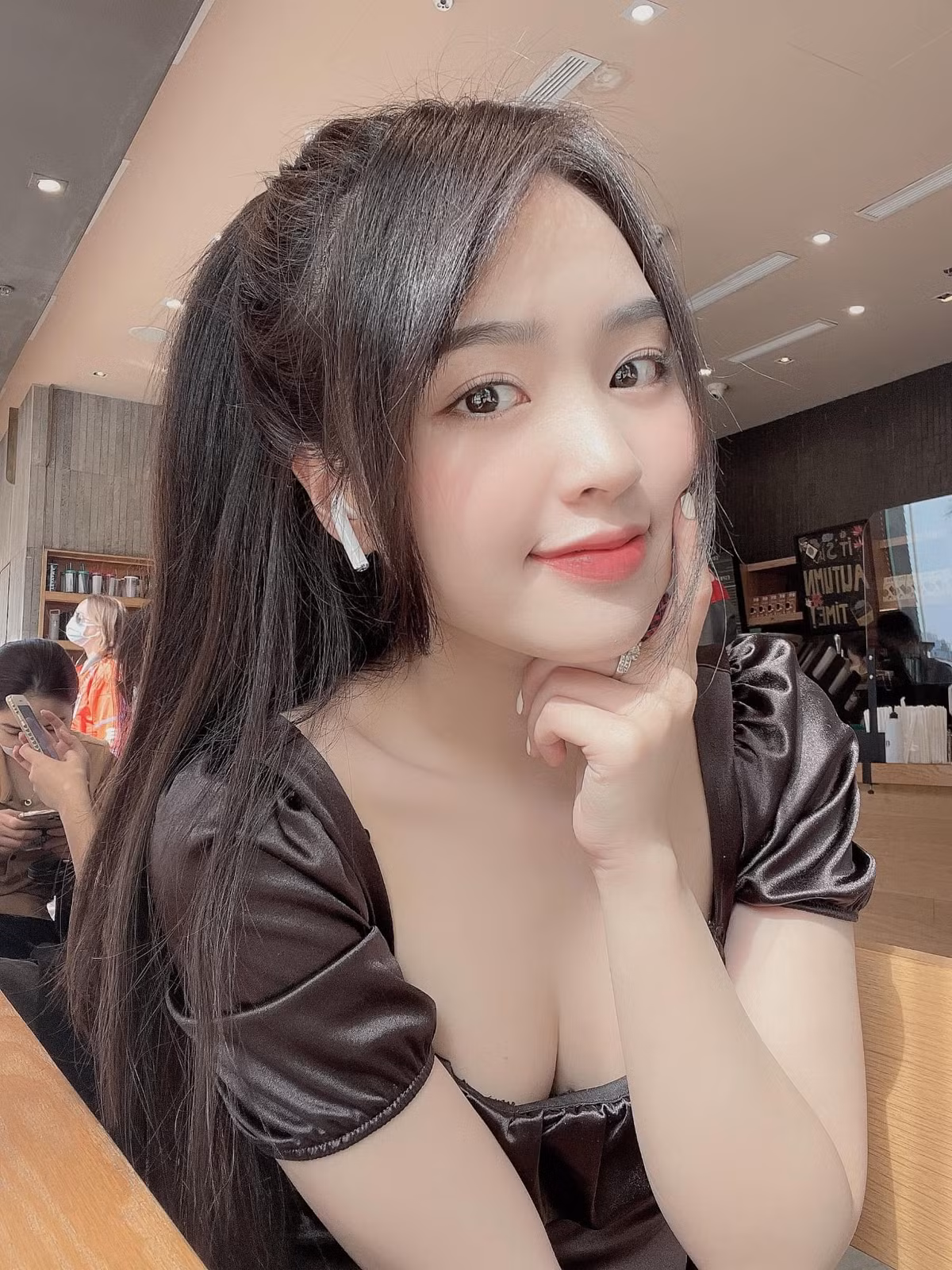 Phương Anh cũng là cái tên nổi tiếng trên MXH, hiện tại cô nàng đang sở hữu 322 ngàn theo dõi trên Facebook, 405 ngàn theo dõi trên Instagram.