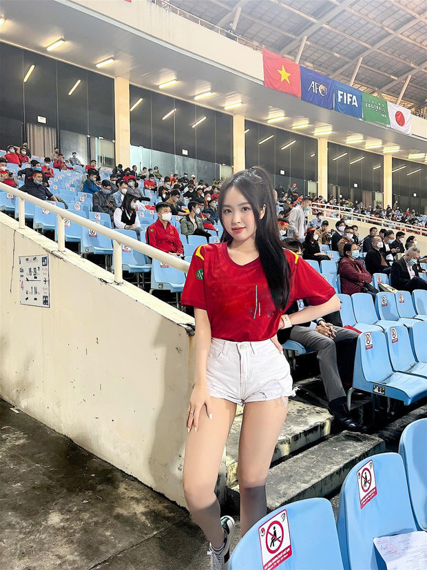 Ngoài hot girl Trâm Anh cũng có mặt trên sân Mỹ Đình tối qua, các "thánh soi" của MXH còn để ý đến hình ảnh cô nàng ngồi kế bên, được chia sẻ trên khắp các fanpage và khiến người hâm mộ thể thao thích thú.