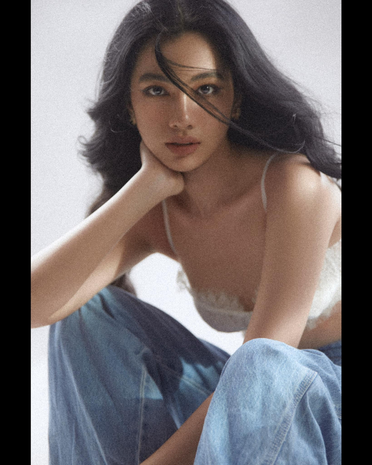 Nếu khi xưa Cẩm Đan thường lên sóng những concept thanh lịch, trang nhã, hiếm hoi lắm mới hở bạo thì sau loạt hint "toang" với đại gia Đức Huy, cô nàng chẳng ngần ngại đăng những tấm ảnh mặc độc chiếc quần lót, vén cao áo khoe chân ngực…